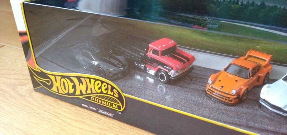 Hot Wheels Track Day diorama Premium Car Culture