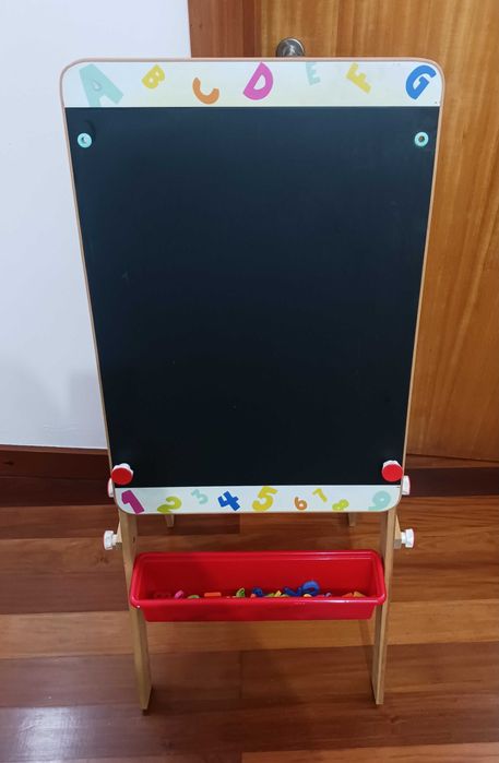 Cavalete infantil com quadro de ardósia/magnético