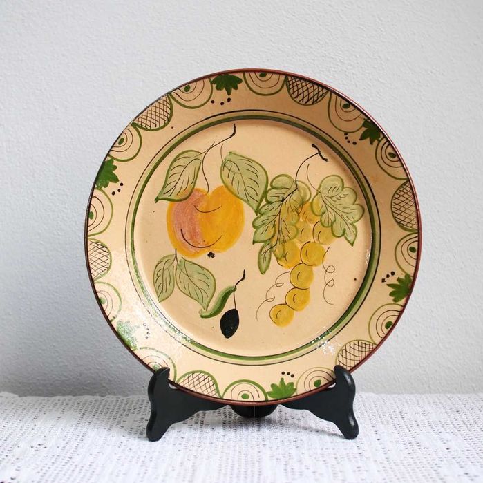 Prato em olaria portuguesa com representação de frutos