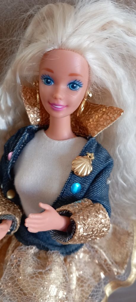 Barbie faladora como nova