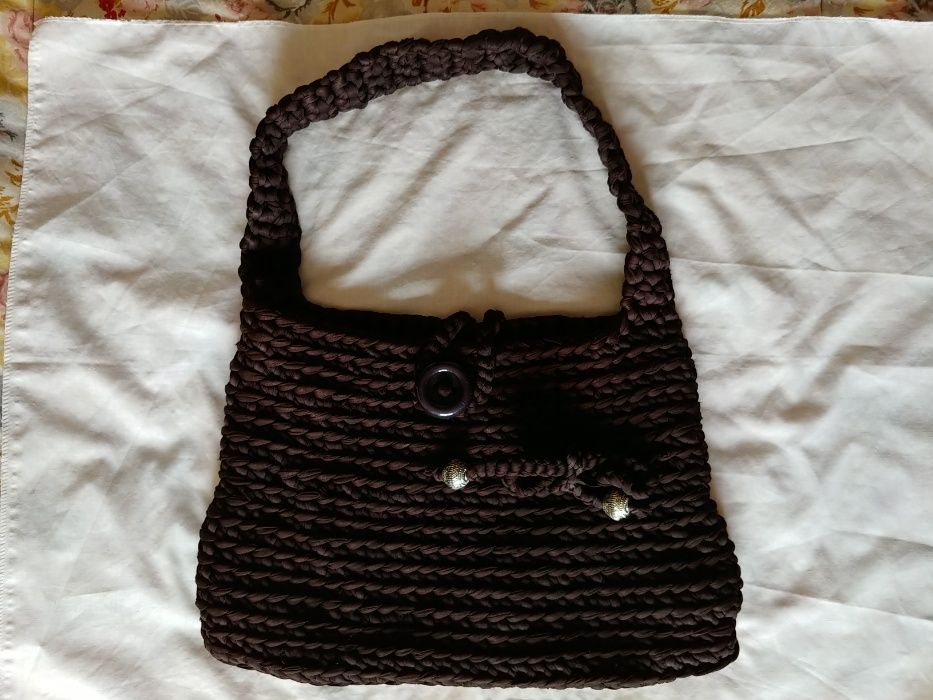 Malas feitas manualmente em tricot