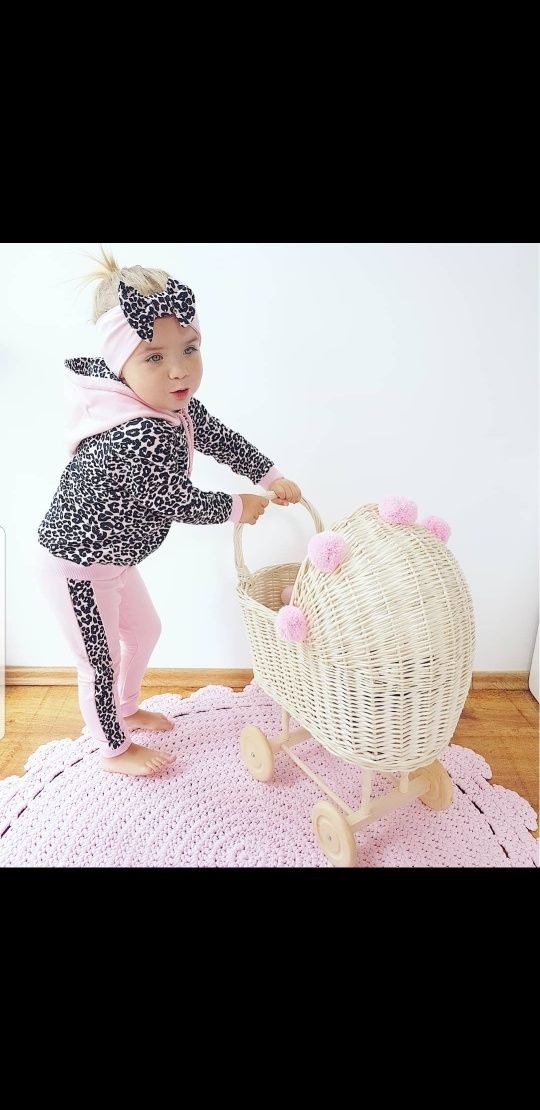 Wozek wiklinowy dla lalek/ misiow handmade pompony