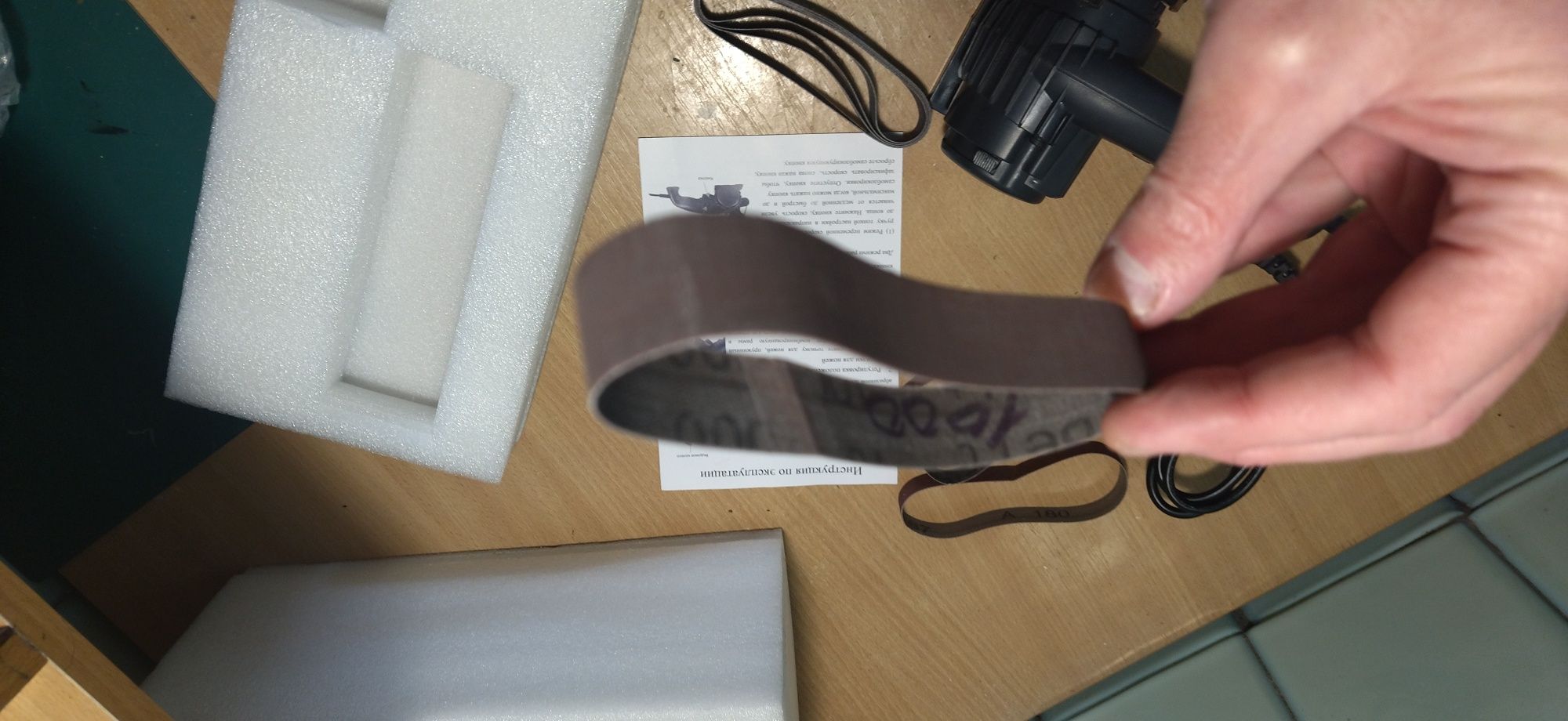 Електроточилка для ножей ленточная с регулируемым углом заточки.