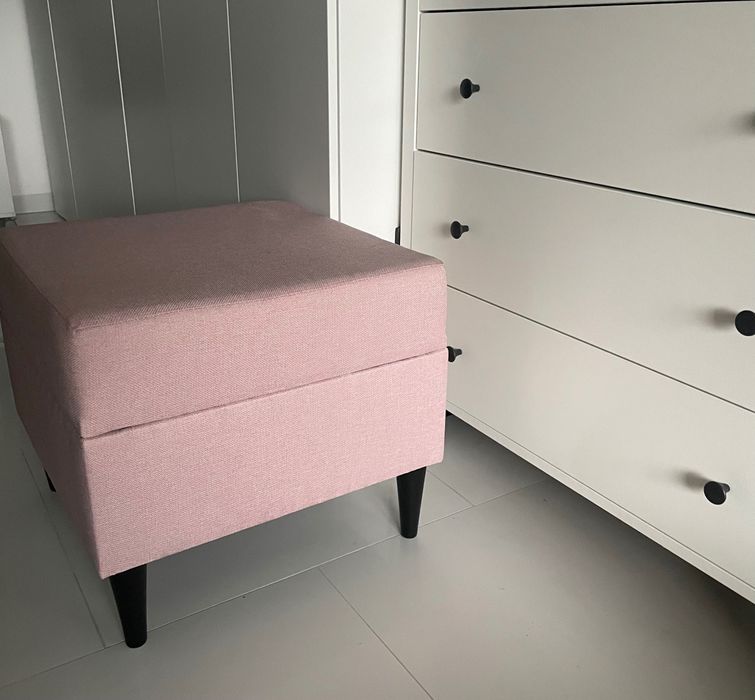 Różowa pufa lub podnóżek. Puf różowy pastelowy tapicerowany na nóżkach