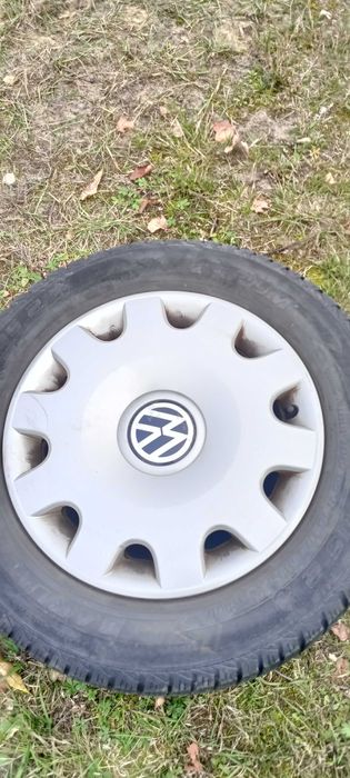 Opony  zimowe  195/65 R 15 z  felgami stalowymi i kołpakami .
