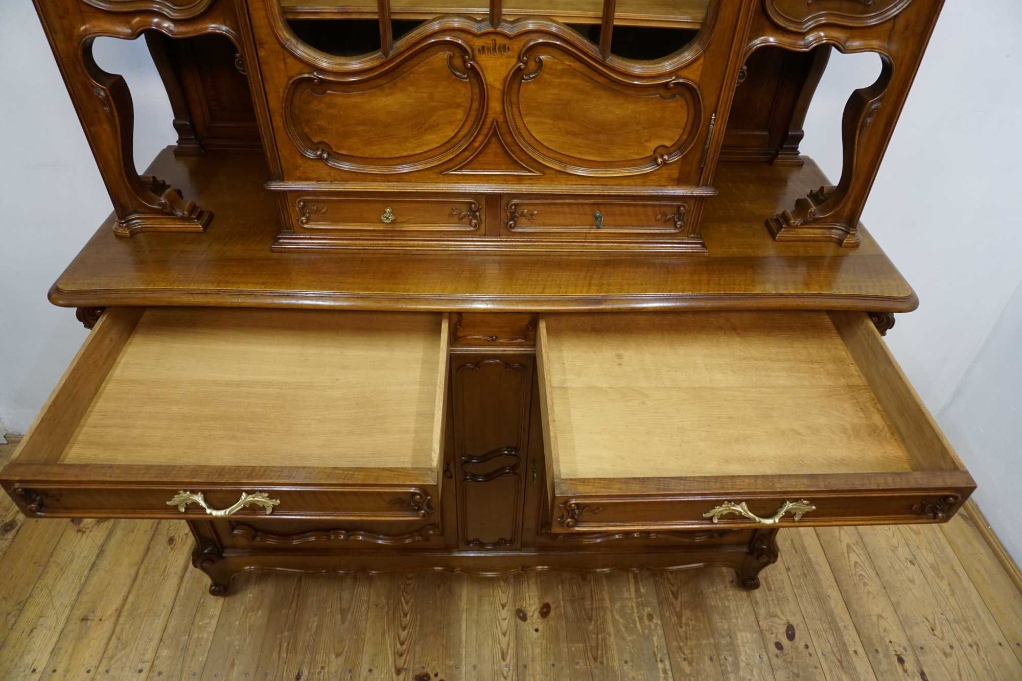 Pałacowy kredens ludwik Rocaille orzech Z PRZESZKLENIEM