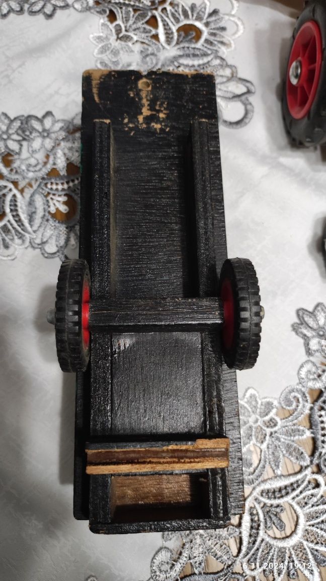 Sprzedam dużego  tira z naczepą z solidnego drewna' 39 cm