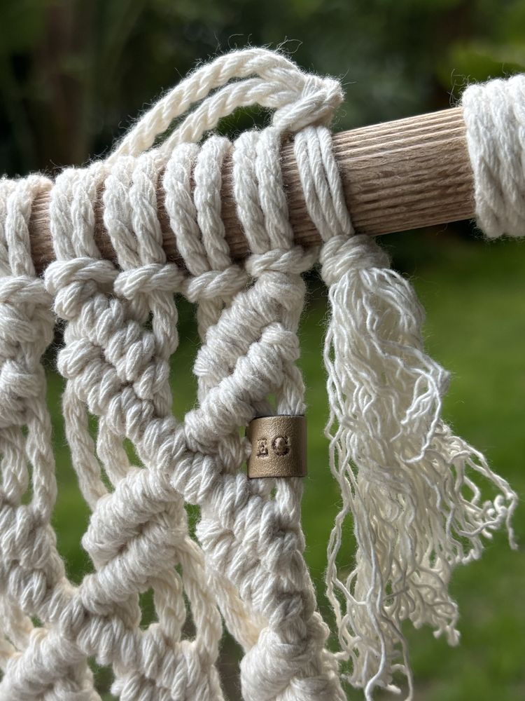Peça decorativa artesanal para a parede madeira e cordao