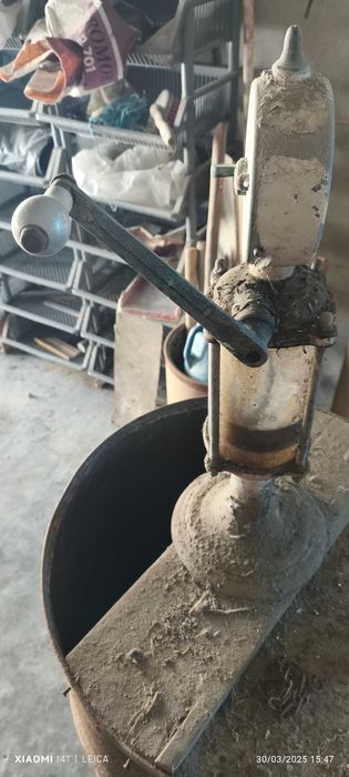 Bomba antiga manual de petróleo da marca Ralha