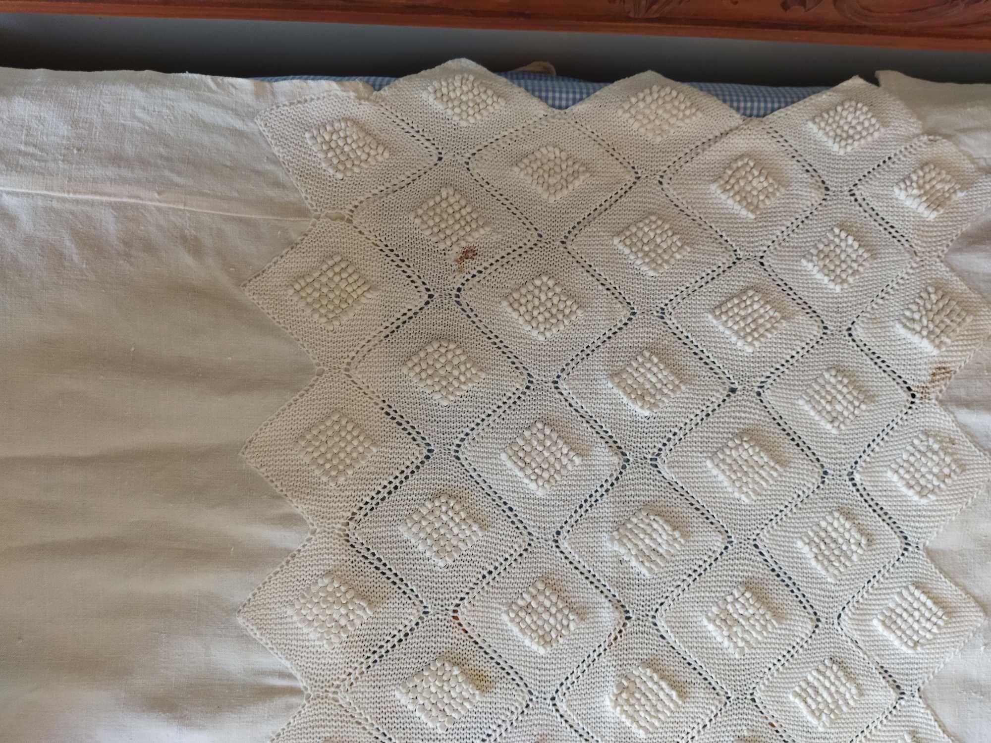 Colcha de renda em linho e algodão, feita á mão, para cama de casal.