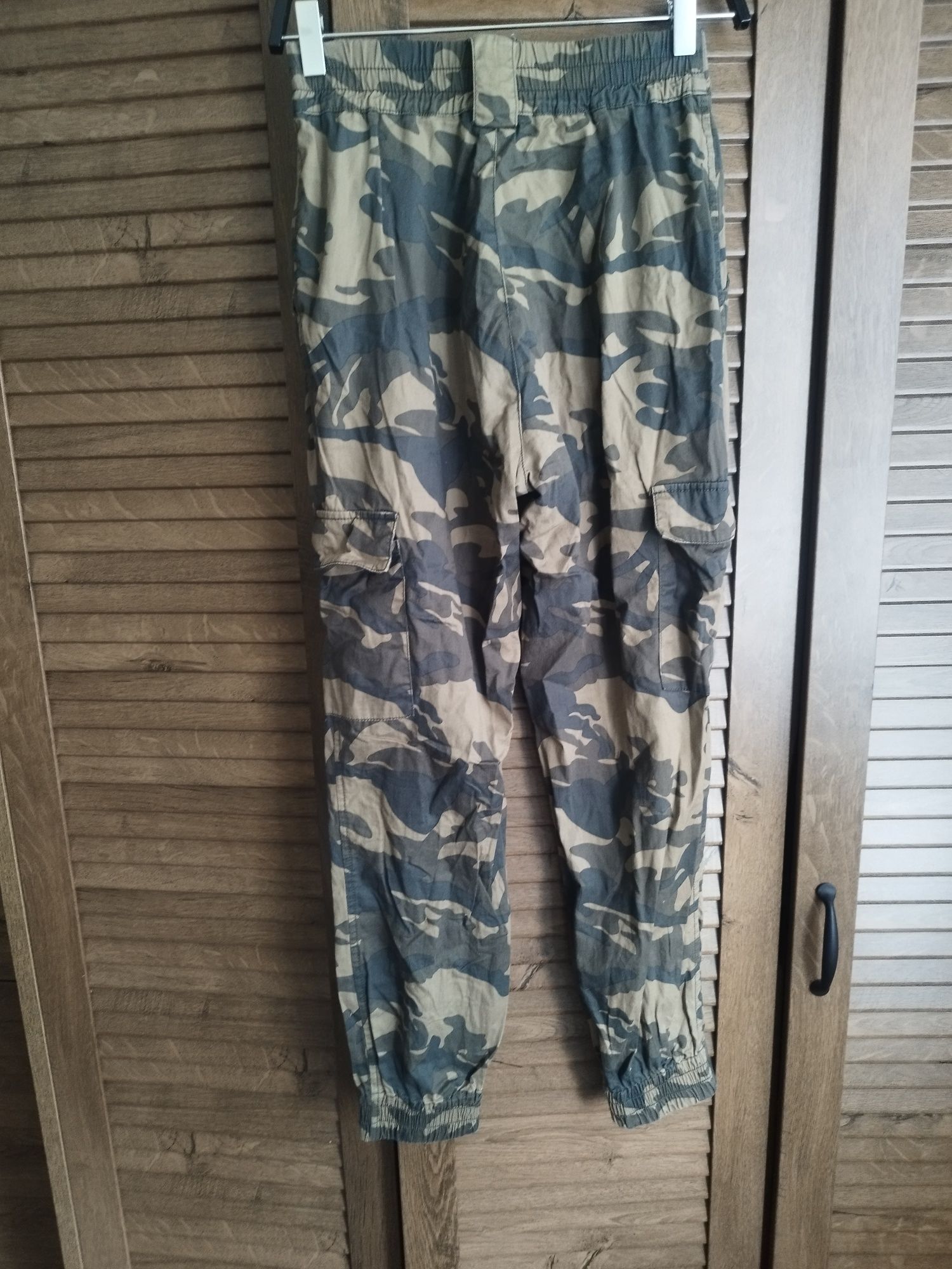 Spodnie moro Stradivarius roz XS joggery
