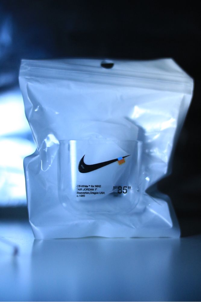 - Nike & Off White - Capa Airpods