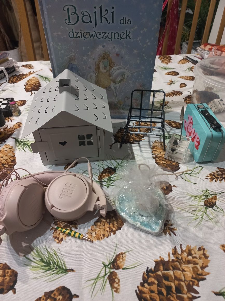 Słuchawki jbl lampion ikea domek stojak na telefon uchwyt na zdjęcie