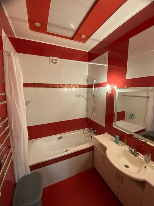 Продаж 3 кімнатна квартира з ремонтом і паркінгом вул. Ромашкова Сихів
