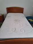 Vende-se cama de solteiro com colchão  viscoelastico.