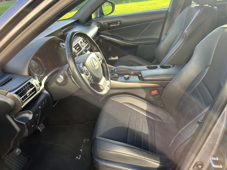 Lexus is300h F Sport - (Nacional)