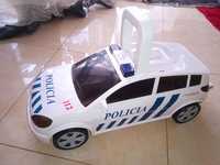 Carro da polícia para arrumação de carrinhos