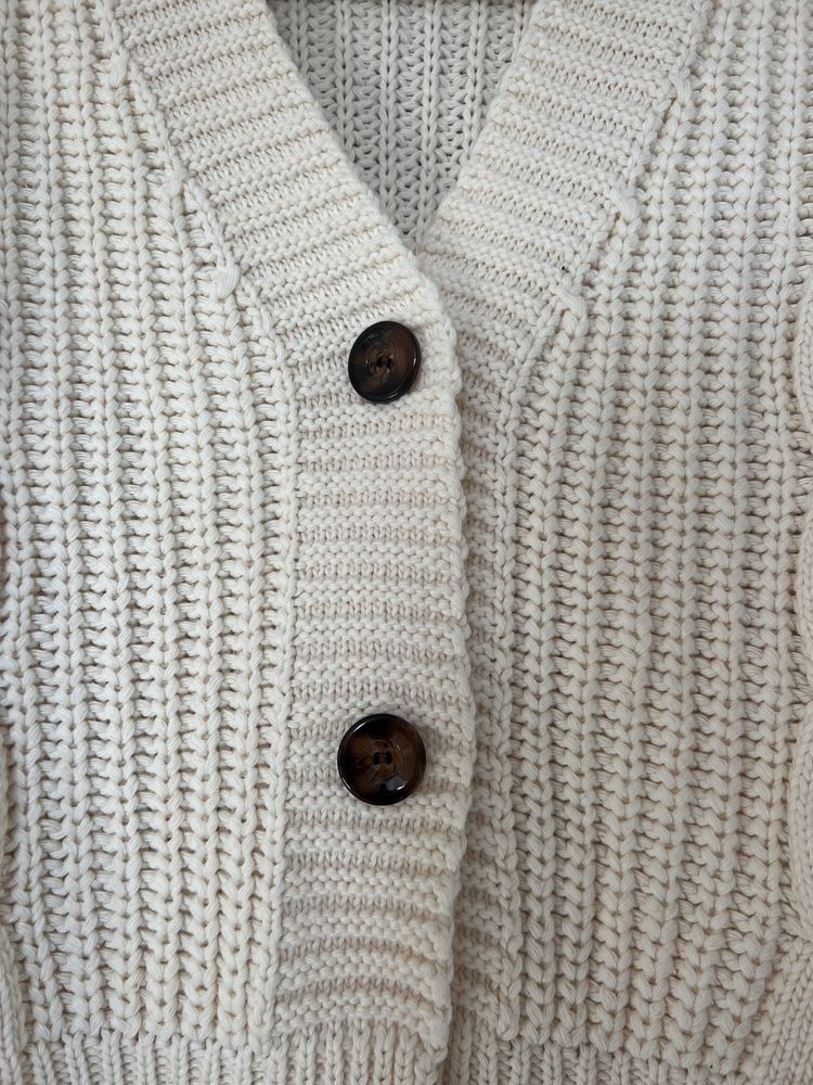 Gruby, krótki sweter oversize w kolorze ecru