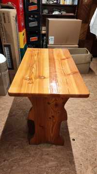 Drewniany stół retro, PRL, odnowiony, lakierowany blat
