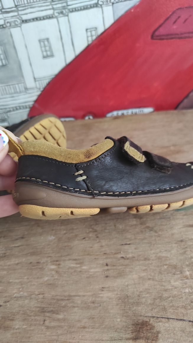 Buci dziecięce skórzane firmy Clarks rozmiar 23