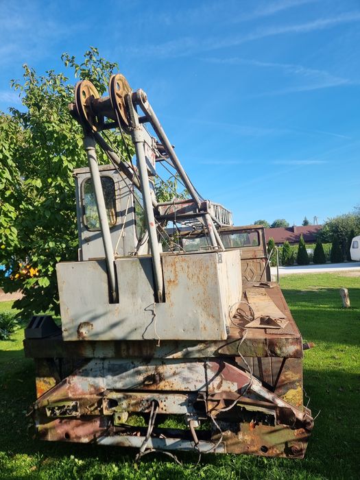 Dźwig na podwoziu Stara