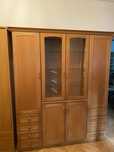 Mebel drewniany z witryną i szafkami – 161x194 cm – solidny stan