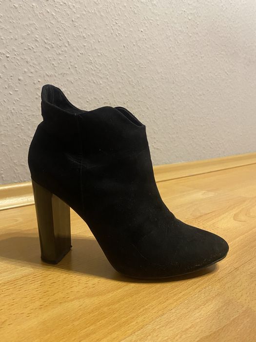 Czarne botki na słupku 38