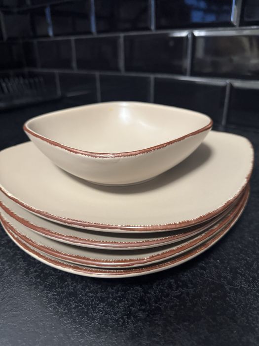 Zestaw talerzy obiadowych 4 szt. + miseczka