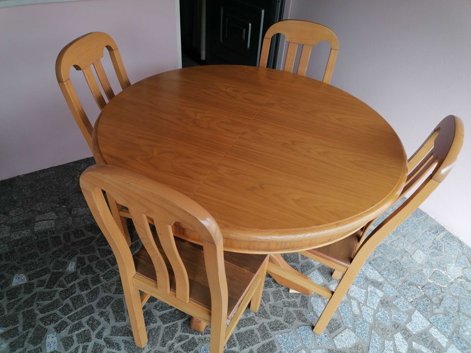 Mesa extensível com 4 cadeiras