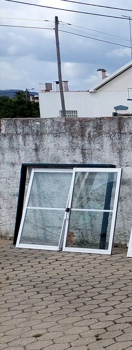 Janelas de alumínio com vidro duplo.