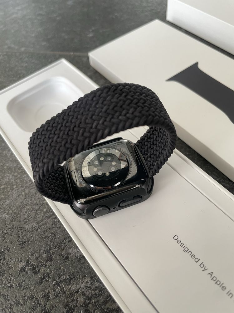 Apple Watch series 6 40 mm w obudowie ochronnej