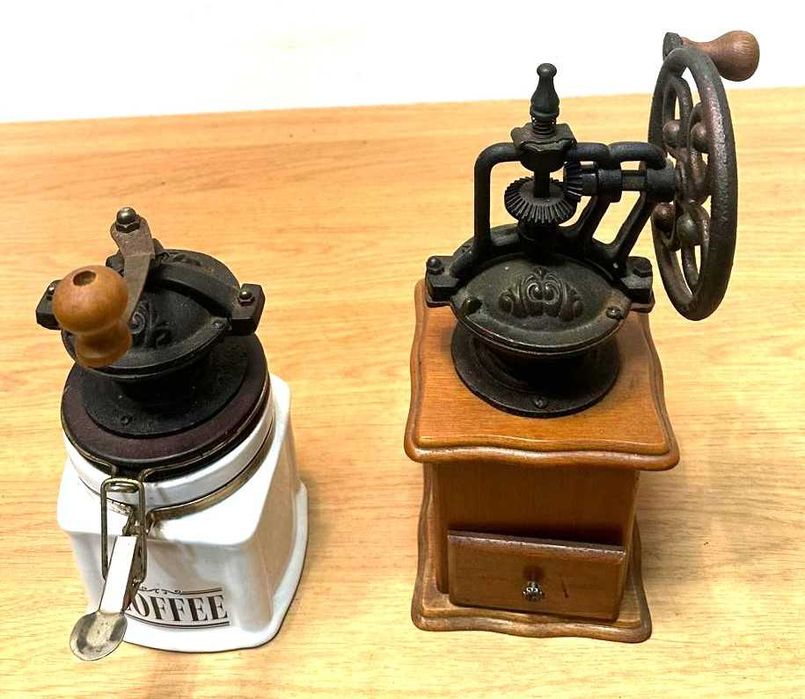 Moinhos de café antigos  de manivela, a funcionar,