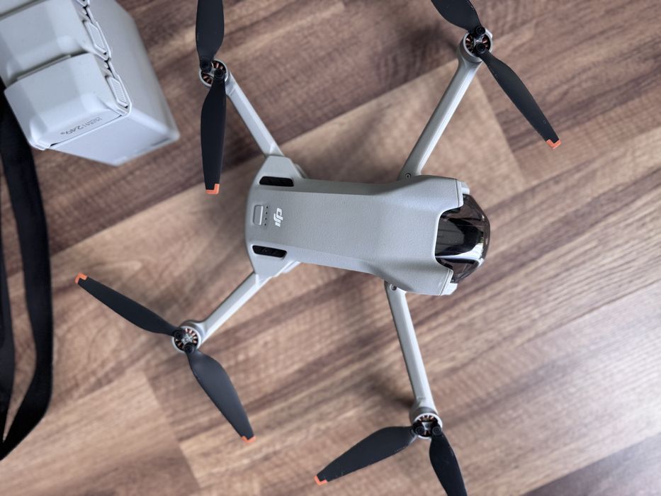 Dron. Dji mini 3 fly more combo. RC