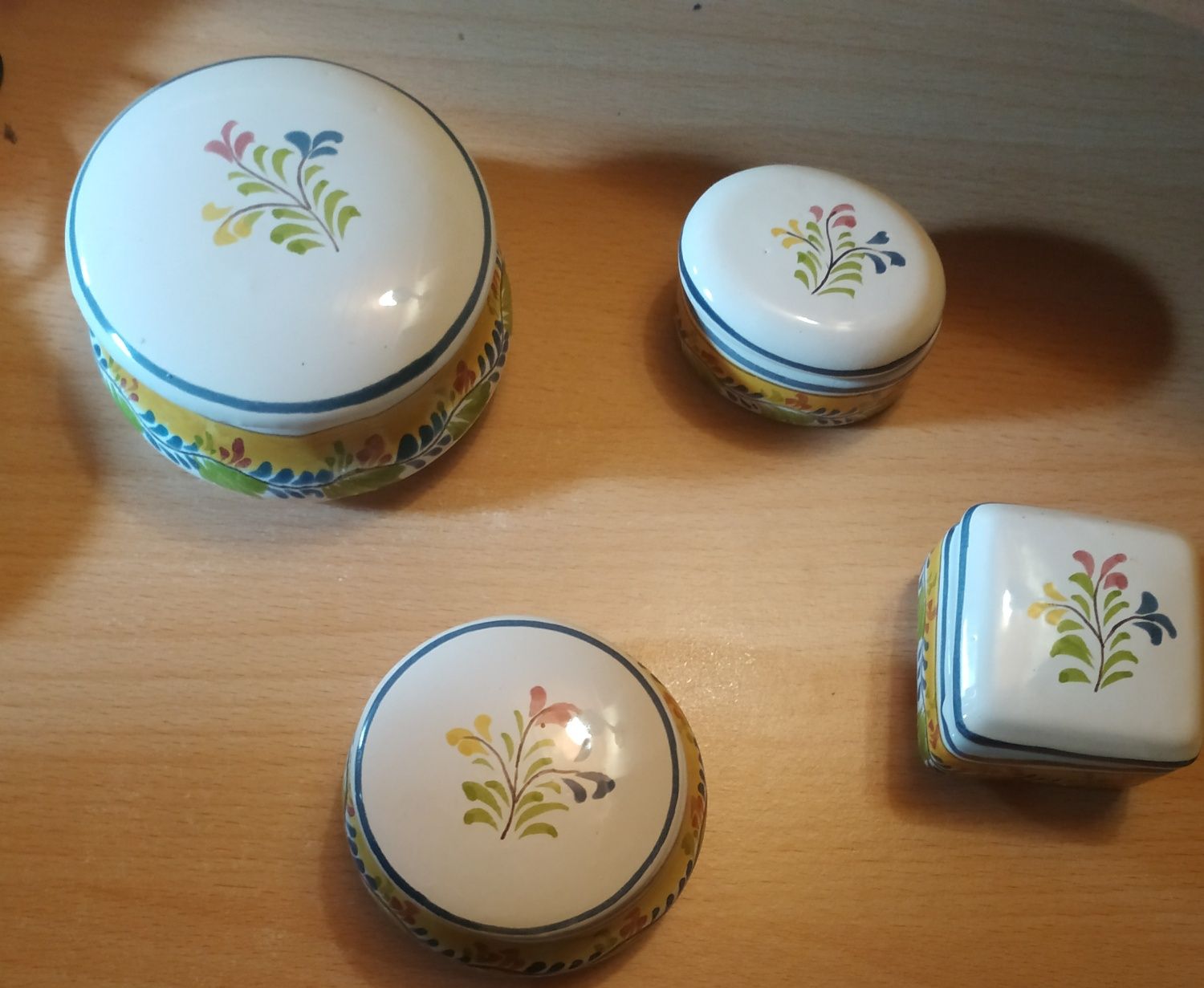 Conjunto de 4 caixas em cerâmica artesanais  feitas e pintadas  á mão
