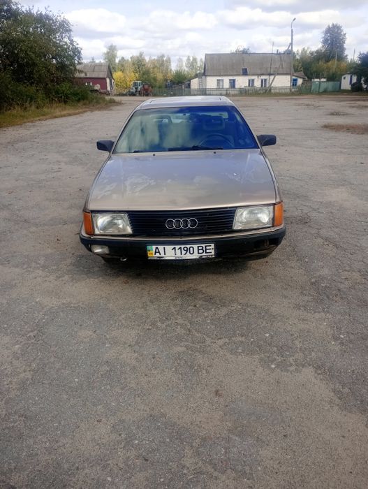 Автомобіль ауді 100