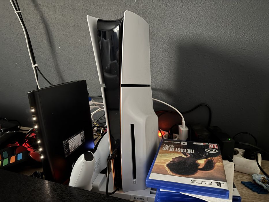Playstation 5 Slim + Dois comandos + Stand + 5 jogos