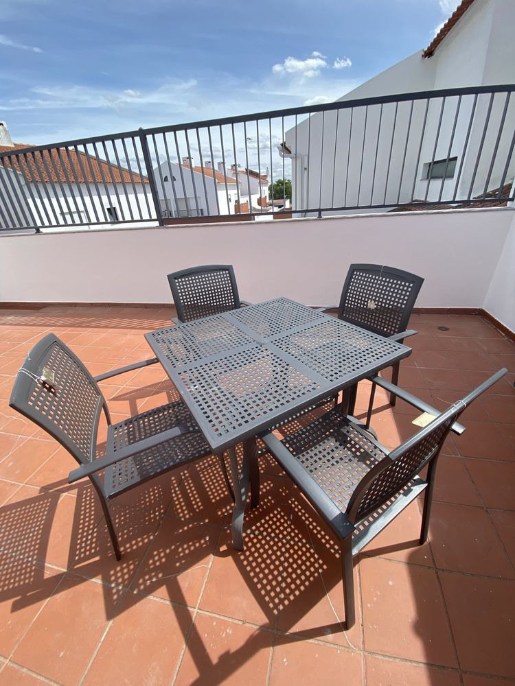 Mesa com cadeiras de exterior em aluminio cinzento