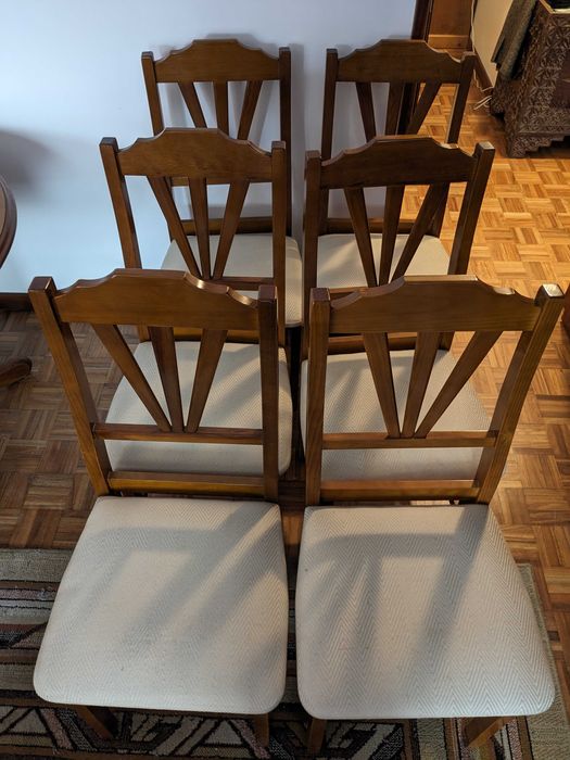 Mesa de sala de jantar com cadeiras