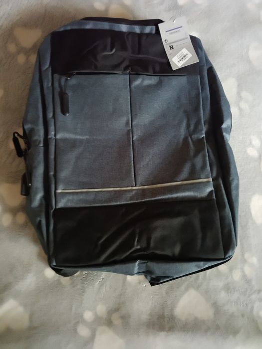 Універсальний рюкзак з міцного тканинного матеріалу.