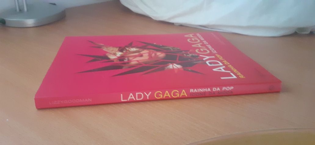 Livro da Lady Gaga novo