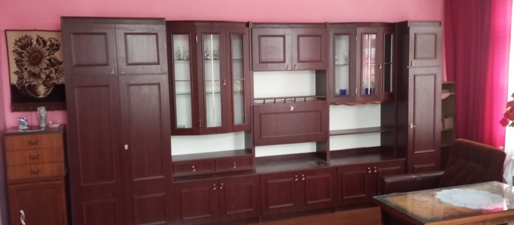 Regał z dwoma szafami.