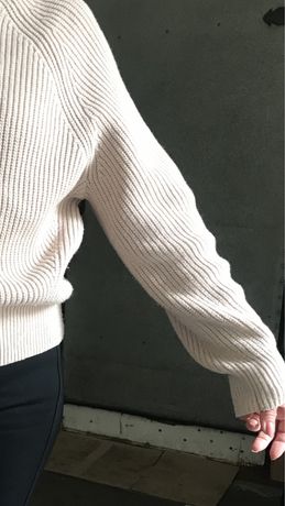 Брендовый свитер оверсайз с обьемными руковами