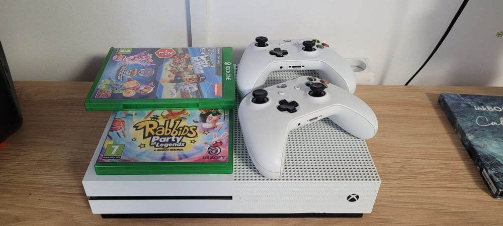 Xbox One S + dwa pady+ dwie gry