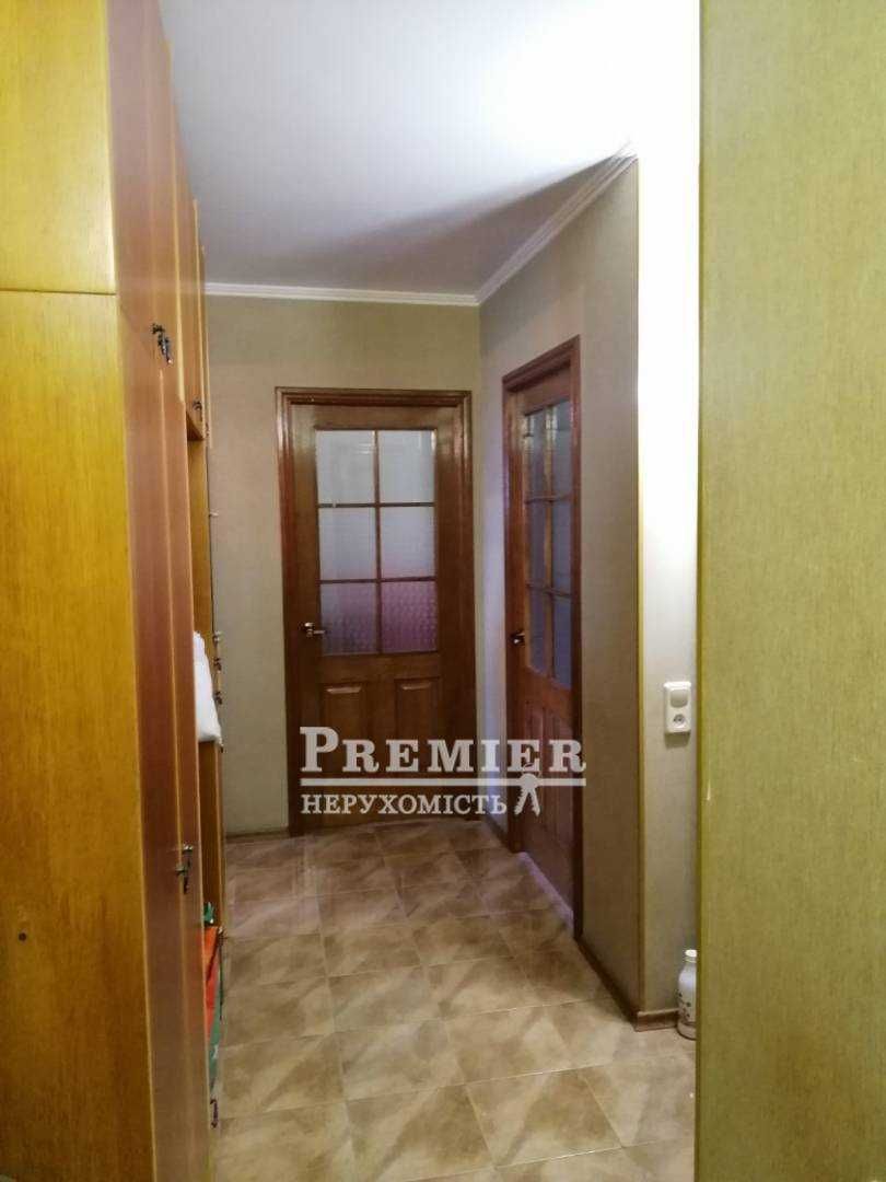 Продам велику 4-кімнатну квартиру в цегляному будинку