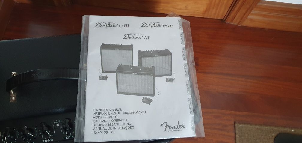 Fender Hot Rod Deville 410 III - 4x10 de 60W + Capa + Footswitch