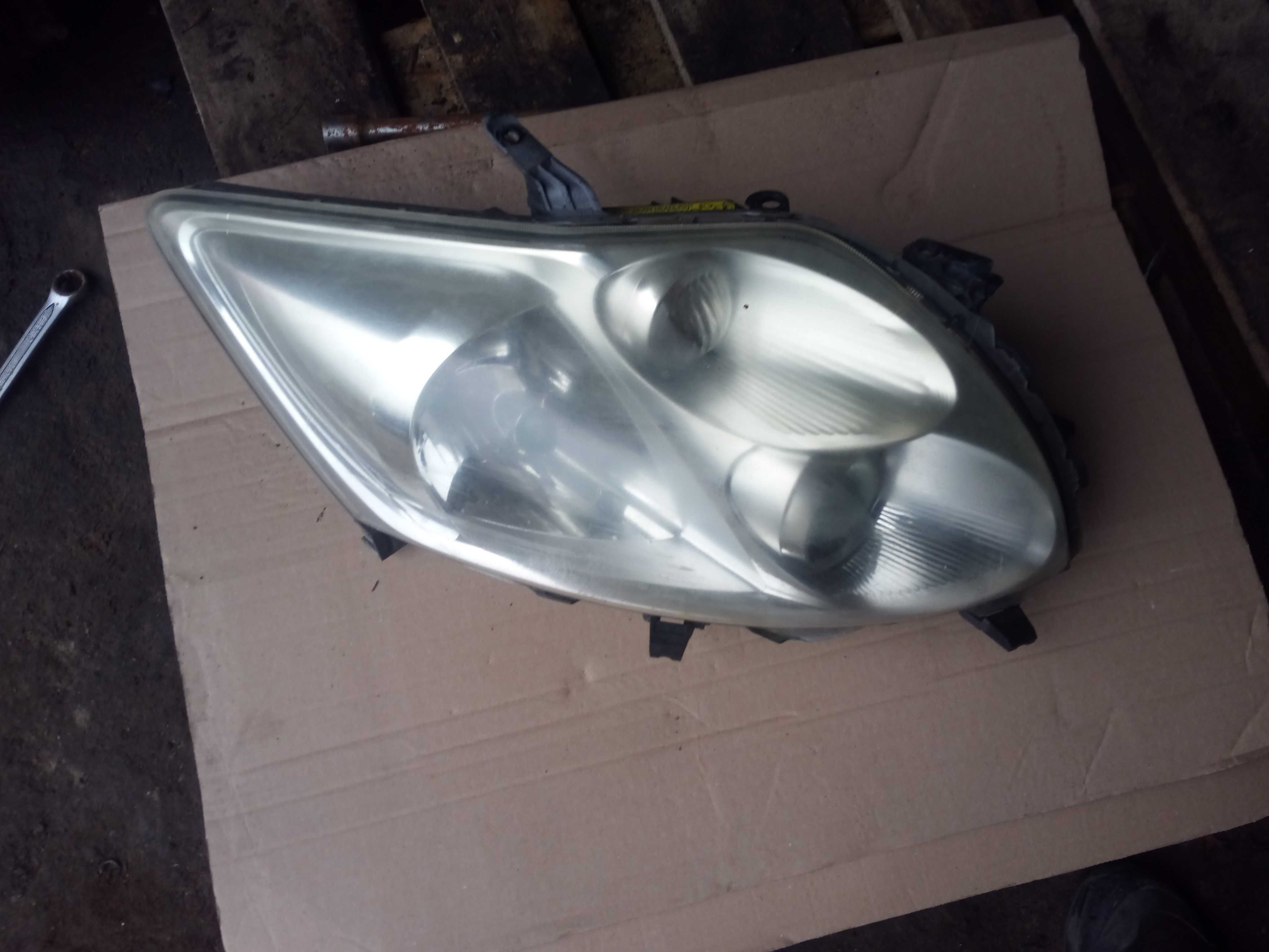 TOYOTA AURIS I 06-09 lampa xenon prawa przód europa