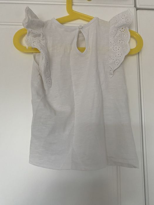 Śliczna bluzka z krotkim rękawem z koronkowymi falbankami (H&M, r. 92)