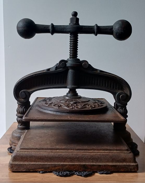 Antyczna prasa introligatorska z żeliwa