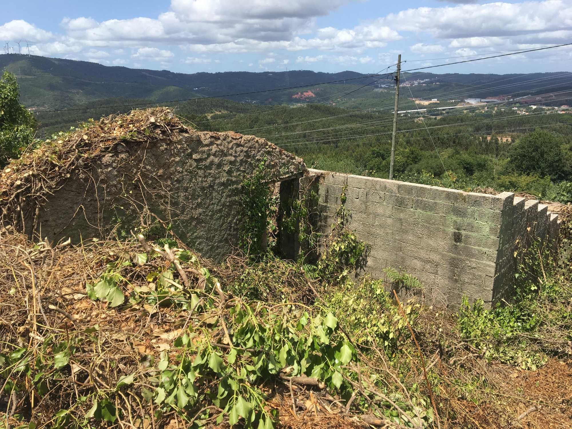 Casa para restauro com terreno em aldeia de Penela