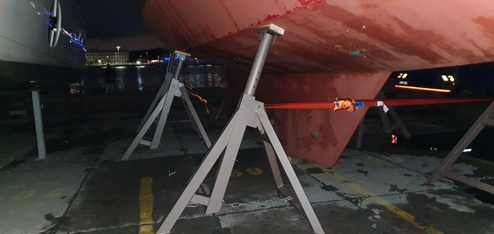 Stojak, kbyłka, podpora składana pod jacht żaglowy o wadze do 60 ton.